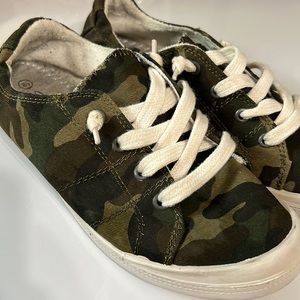 Forever comfort camo sneakers, womens, size 8.5